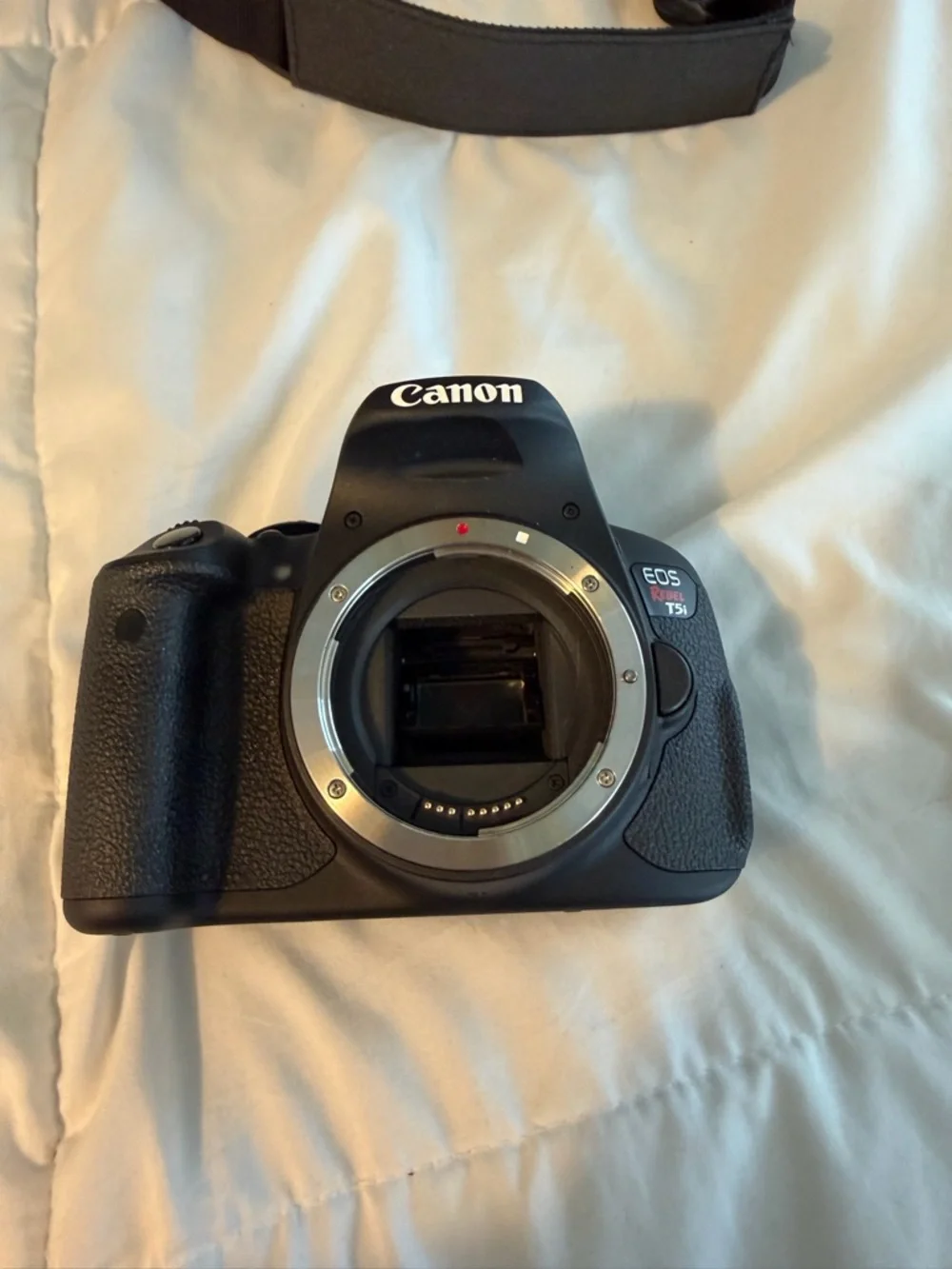 Canon eos rebel t5i DSLR digital camera and lens kit bundle